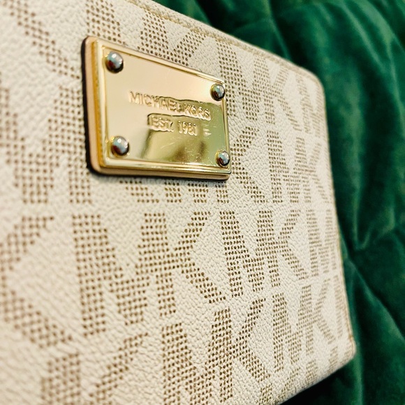 *RARE* Michael Kors Beige Monogram Wristlet Large Phone Clutch - Picture 7 of 14
